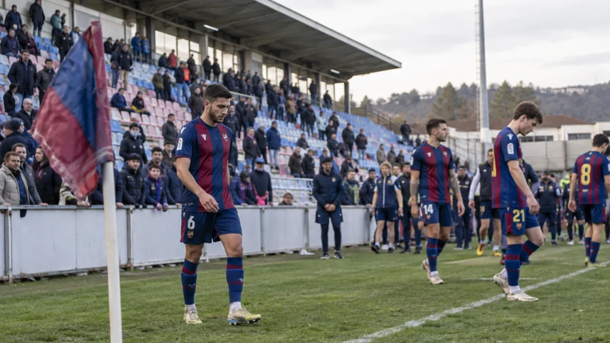 Barcelona slog Levante och behöll greppet om förstaplatsen