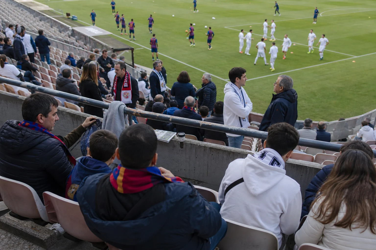 Barcelona försvarar serieledningen mot Sevilla medan Madridderbyt väntar
